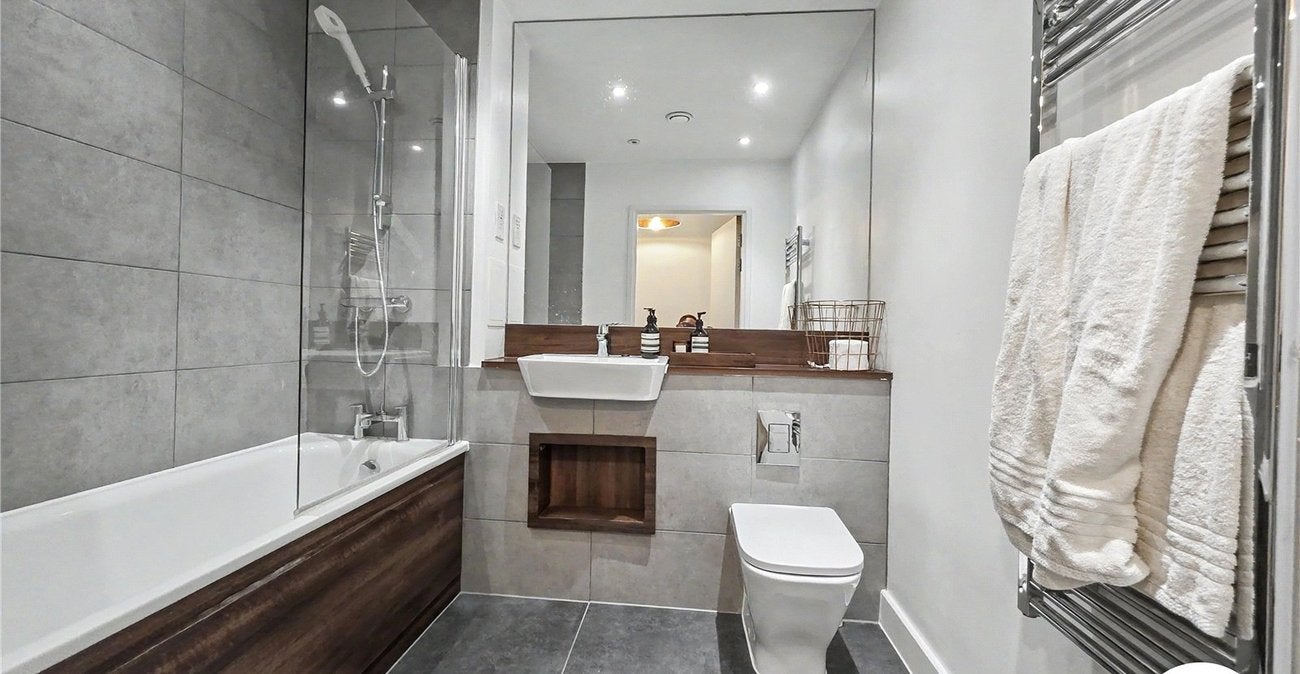 Flat Adenmore Road in Greater London