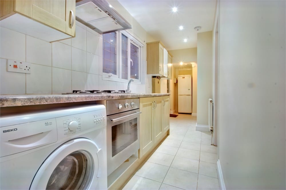 Flat Wellesley Avenue in Richings Park