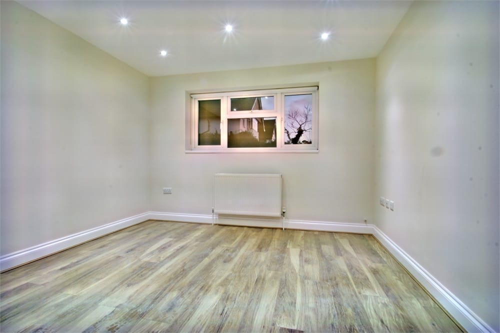 Flat Wellesley Avenue in Richings Park