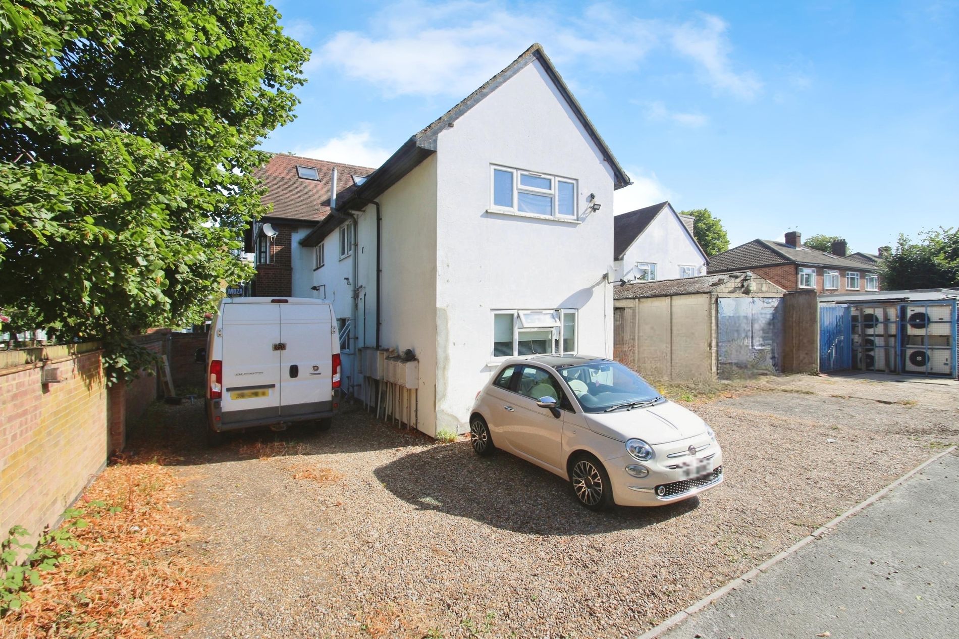 Flat Wellesley Avenue in Richings Park