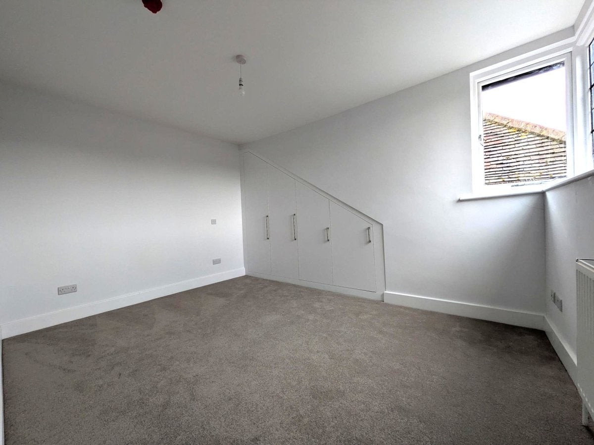 Room High Street in Reigate and Banstead