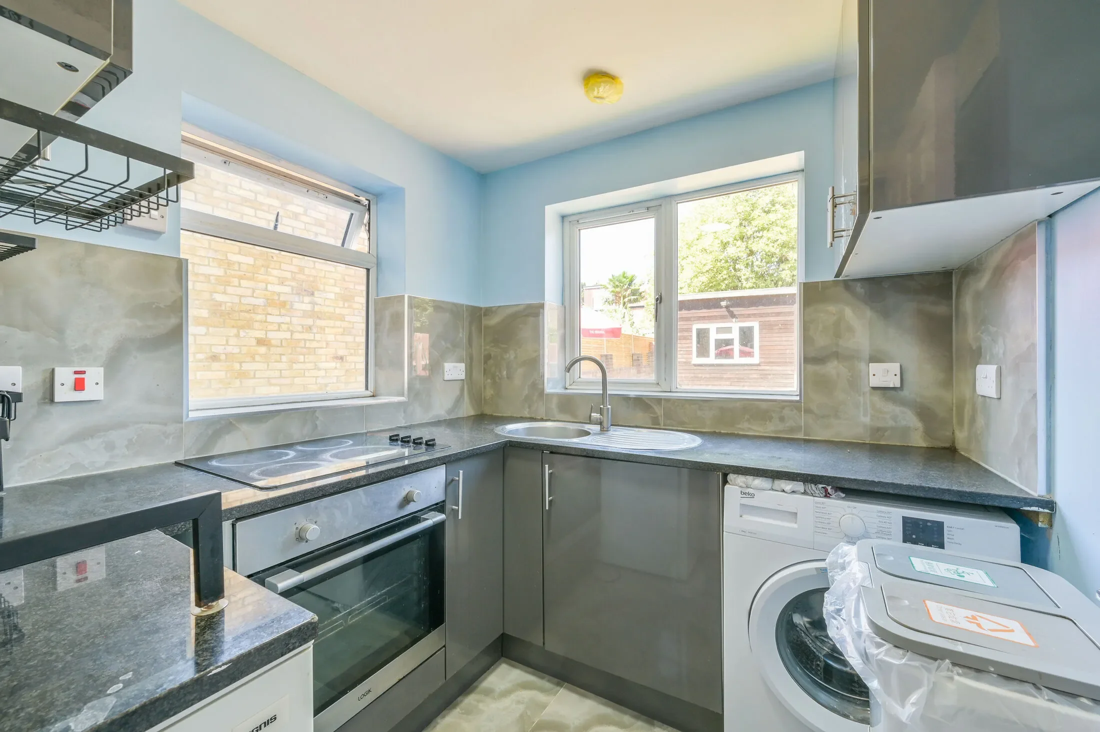 Flat Carlyle Road in Greater London
