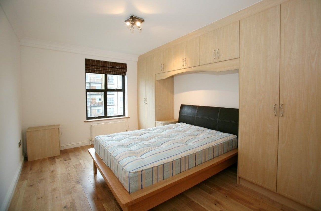 Flat Candle Street in Greater London