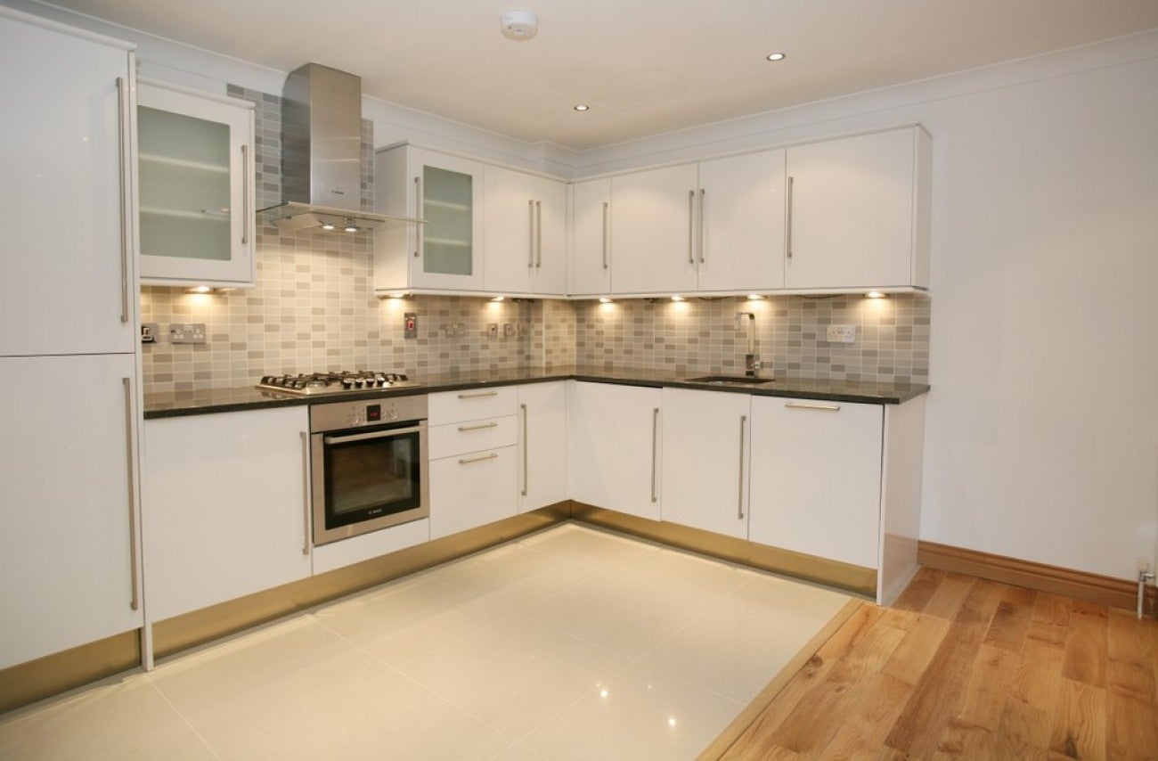 Flat Candle Street in Greater London