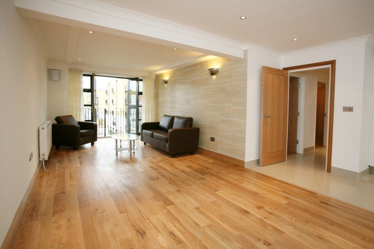 Flat Candle Street in Greater London