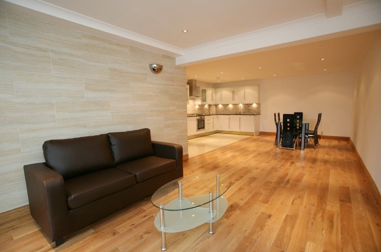 Flat Candle Street in Greater London
