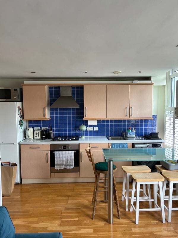 Flat Maplestead Road in Greater London