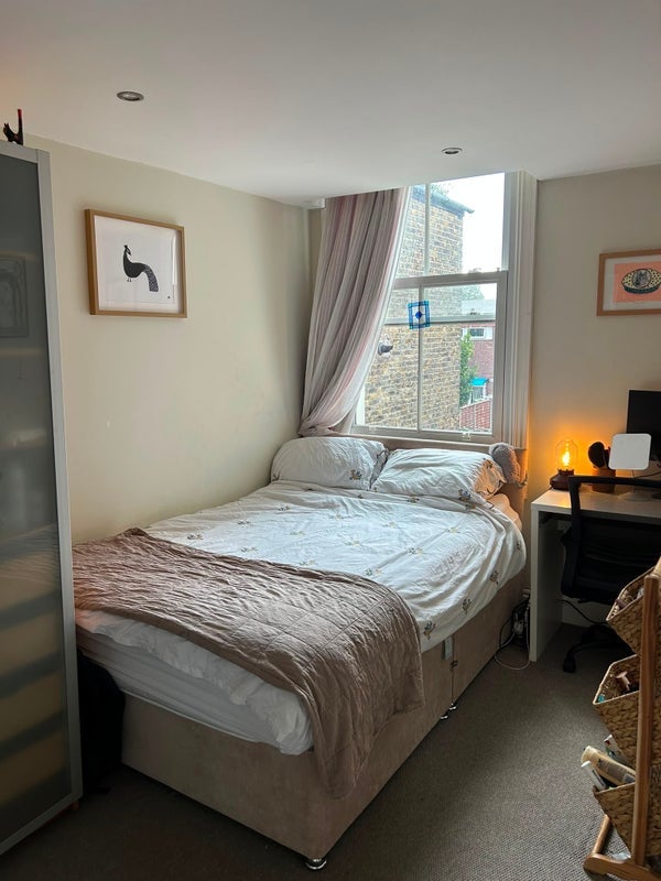 Flat Maplestead Road in Greater London