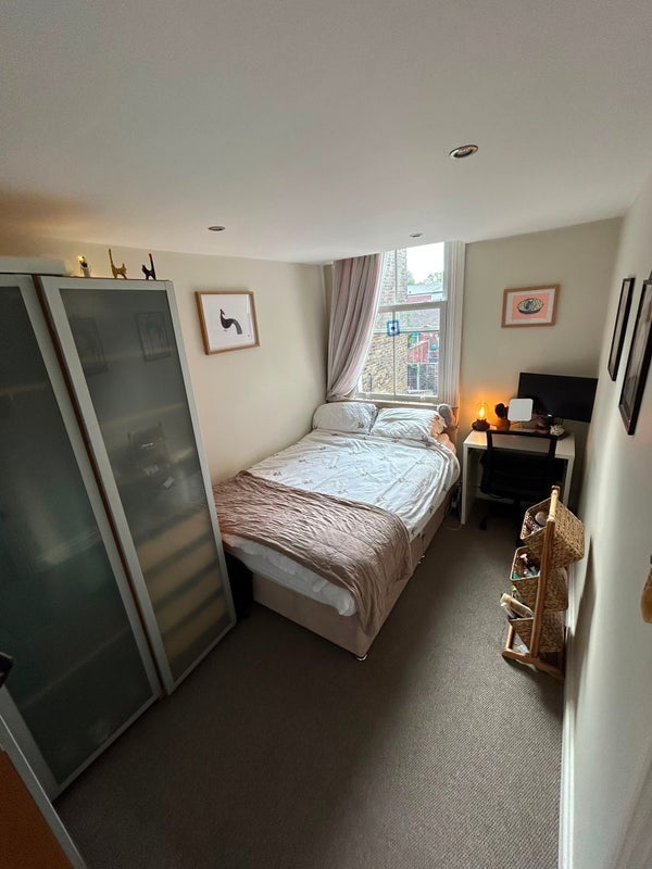 Flat Maplestead Road in Greater London