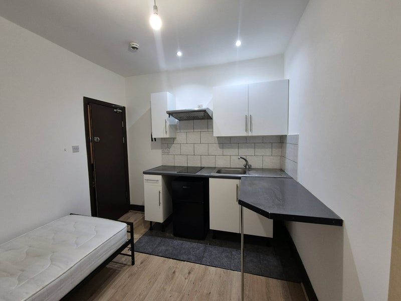 Room Cranleigh Road in Greater London
