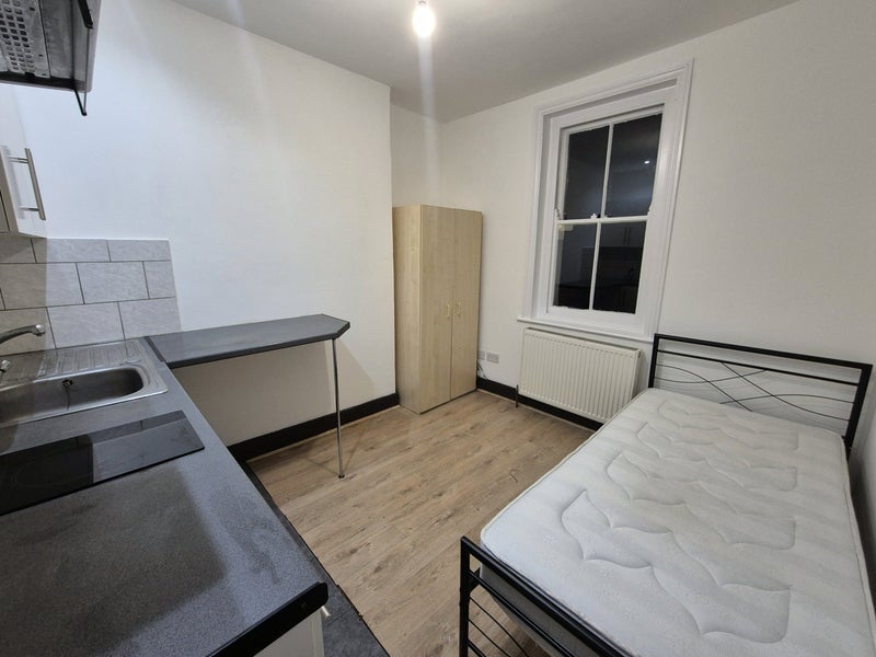 Room Cranleigh Road in Greater London