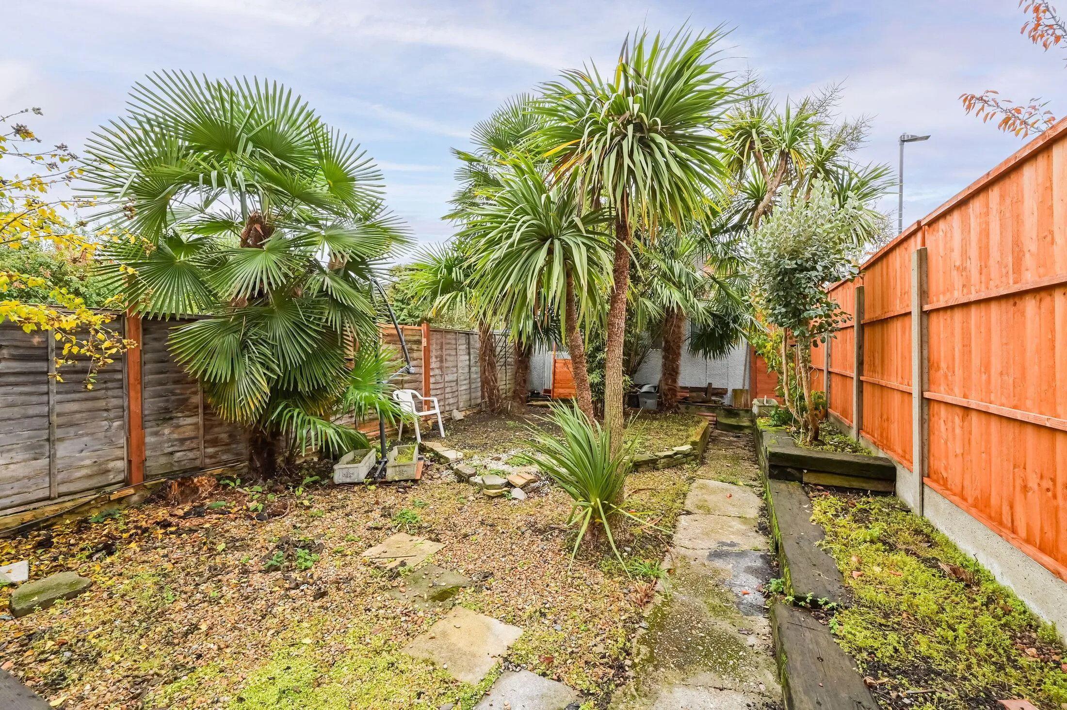 Flat Woodside Road in Greater London