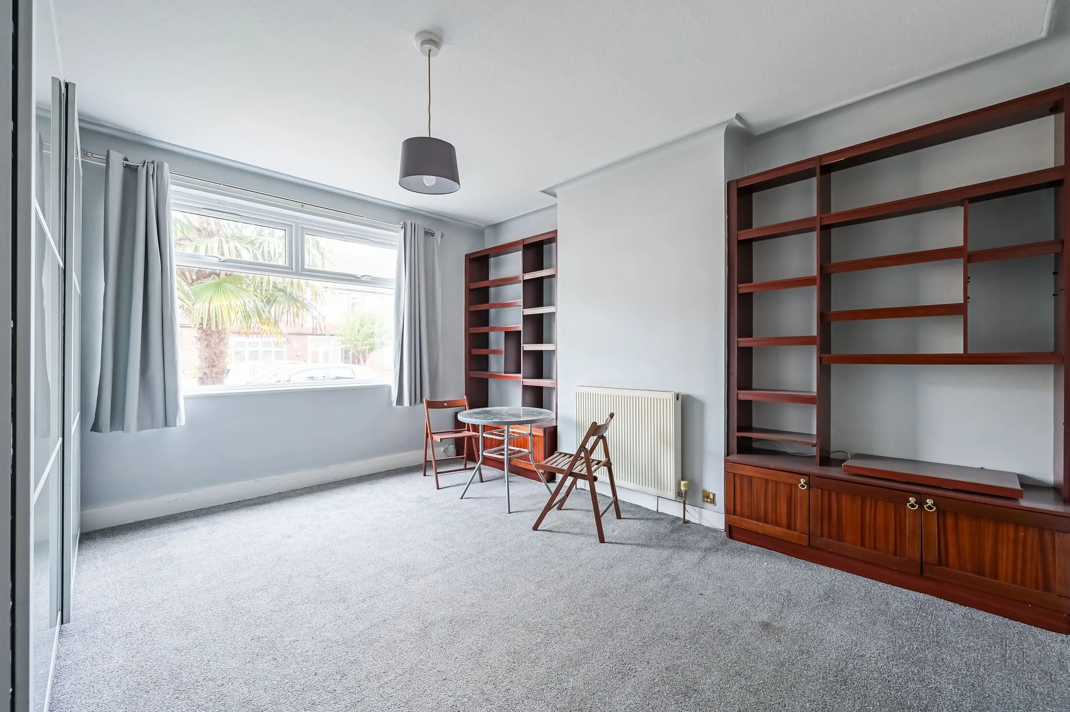 Flat Woodside Road in Greater London