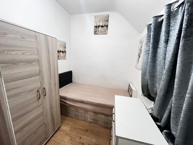 Room Village Way in Greater London