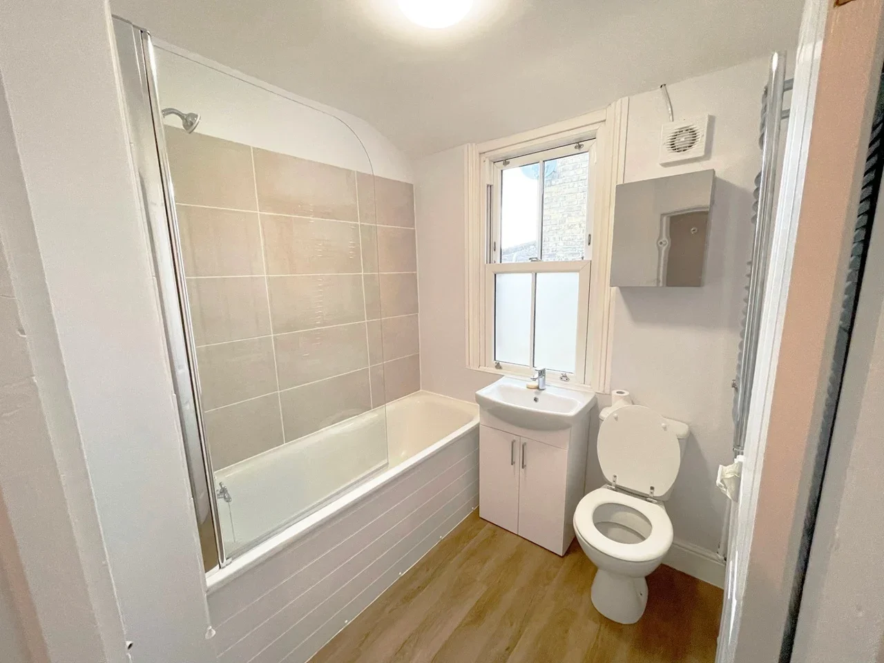 Flat Hillfield Avenue in Greater London
