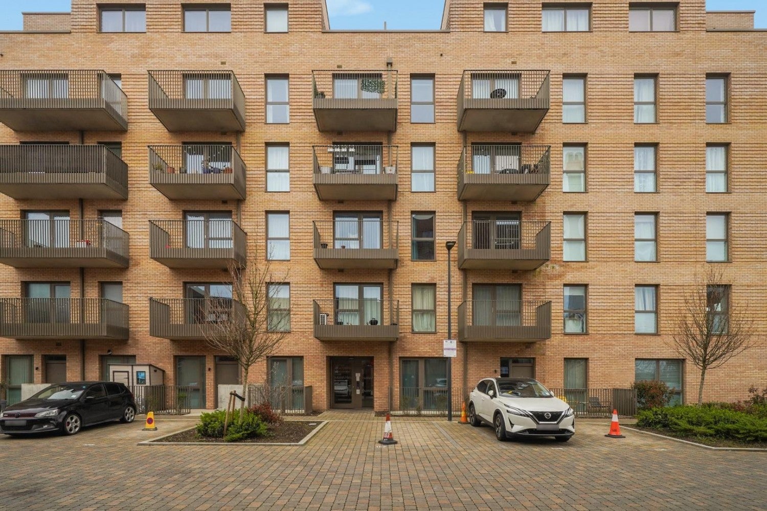 Flat Hargrave Drive in Greater London