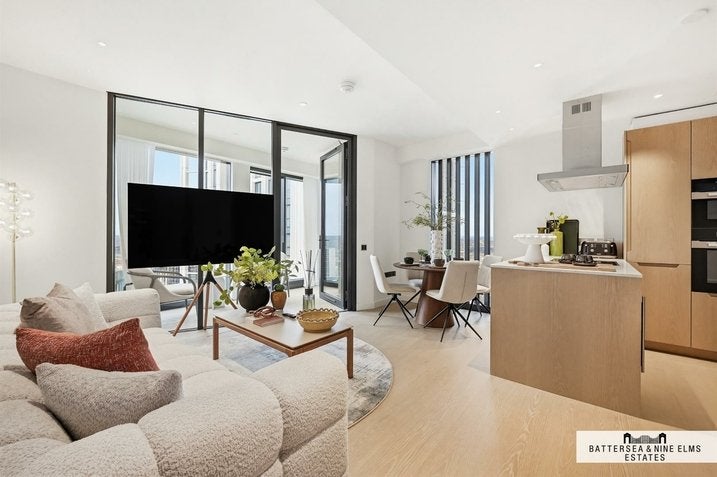 Flat Nine Elms Lane in Greater London