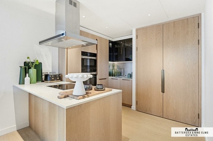 Flat Nine Elms Lane in Greater London