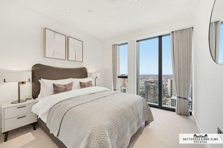 Flat Nine Elms Lane in Greater London
