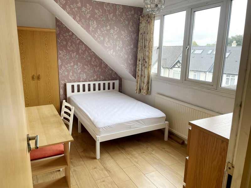 Room Langdale Avenue in Greater London