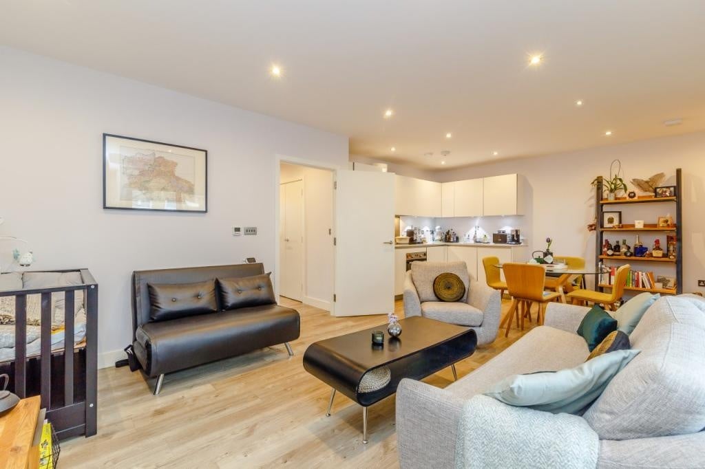 Flat Knapp Road in Greater London
