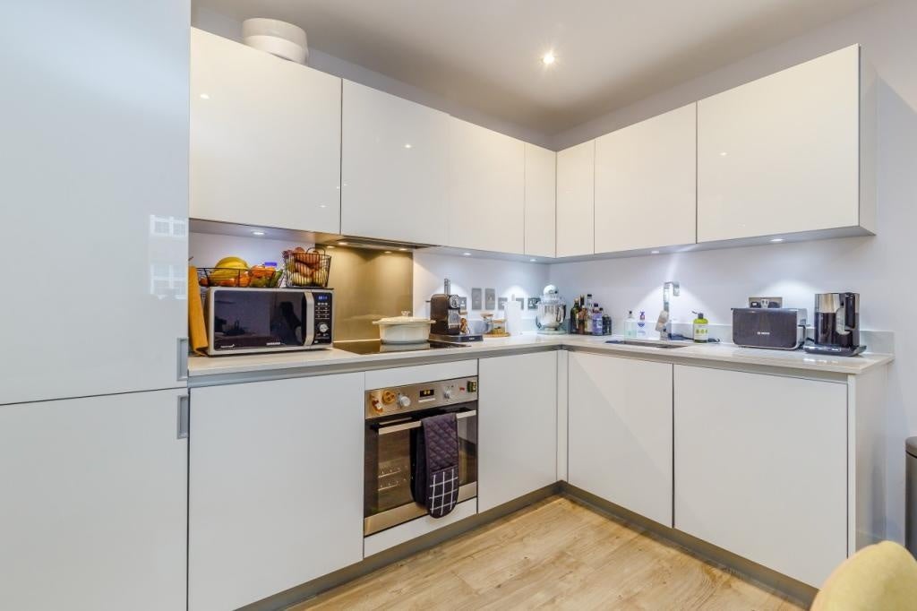 Flat Knapp Road in Greater London