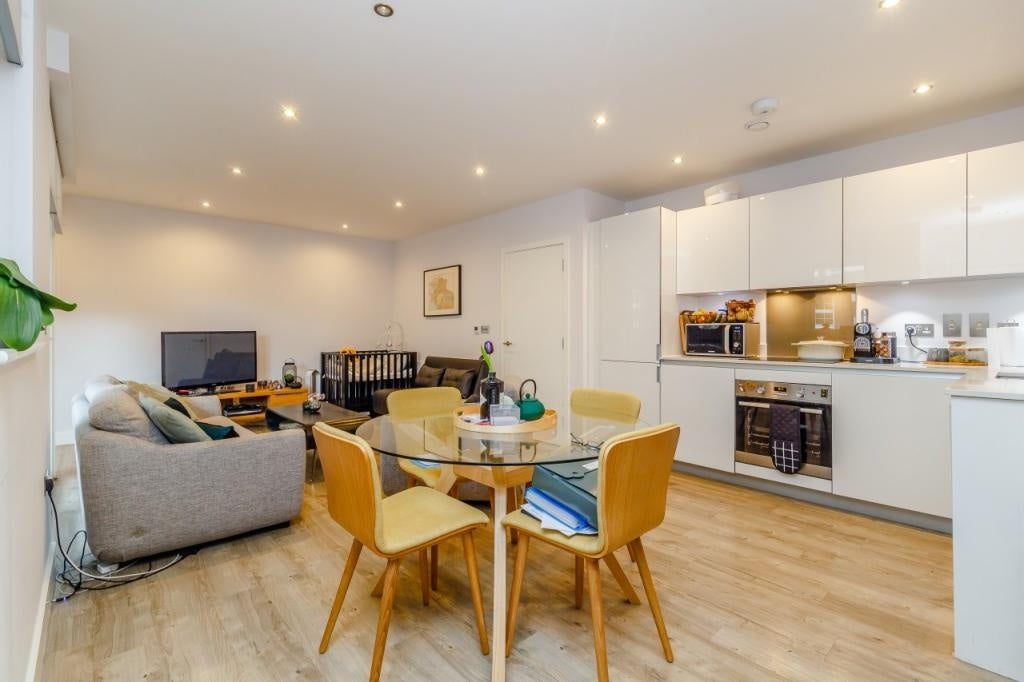 Flat Knapp Road in Greater London