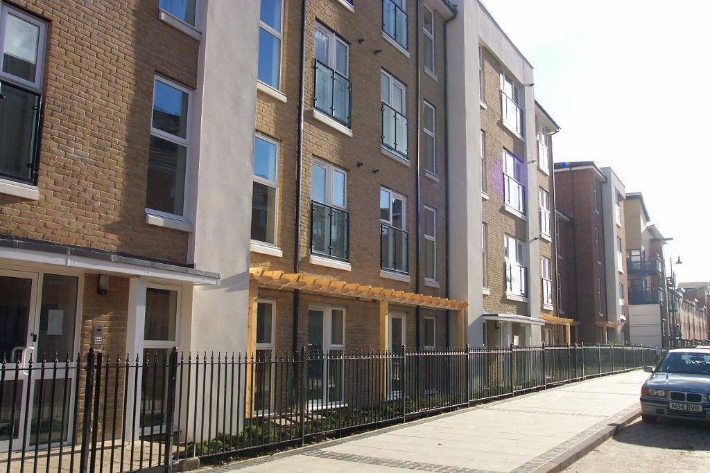 Flat Chandler Way in Greater London