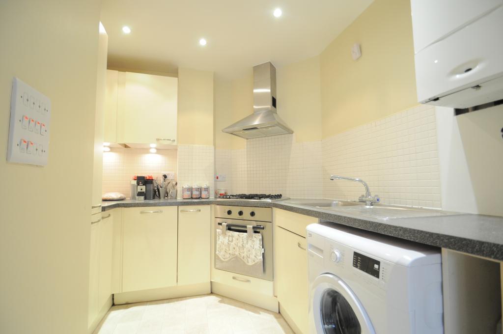 Flat Chandler Way in Greater London