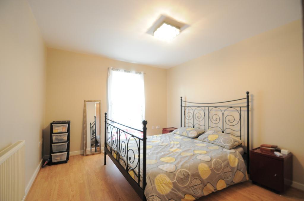 Flat Chandler Way in Greater London