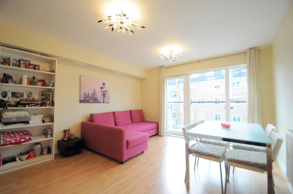 Flat Chandler Way in Greater London
