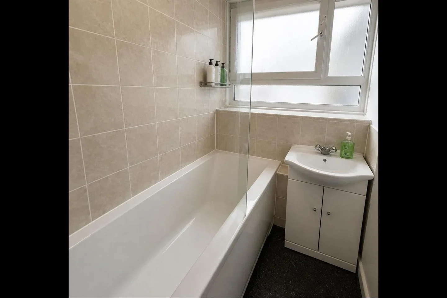 Room Clapham Road in Greater London
