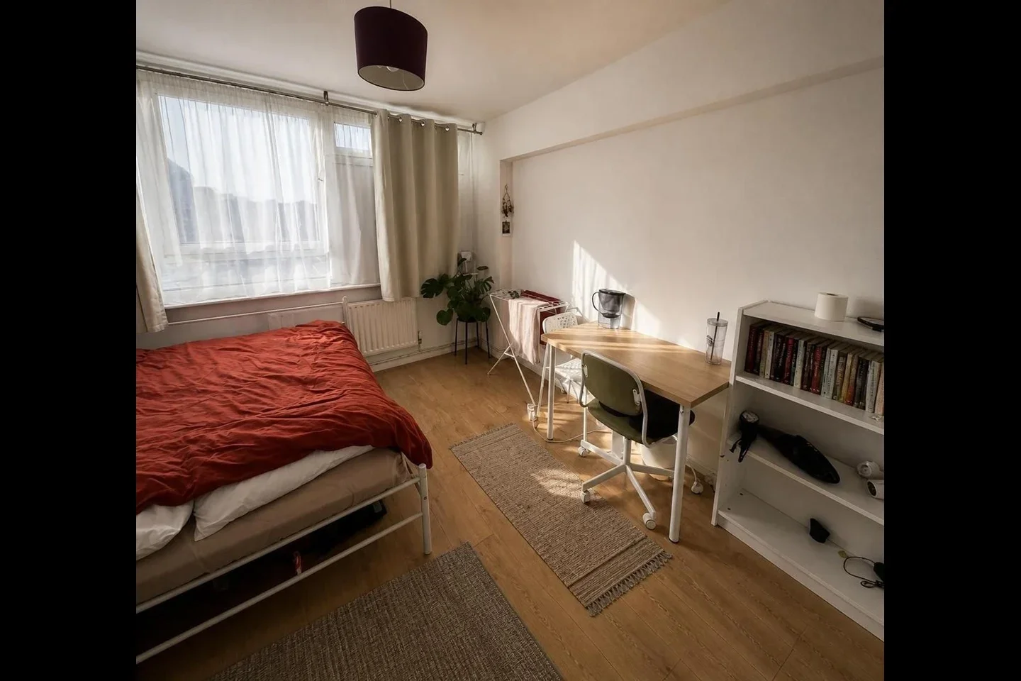 Room Clapham Road in Greater London