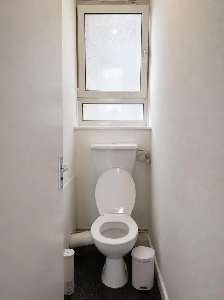Room Clapham Road in Greater London