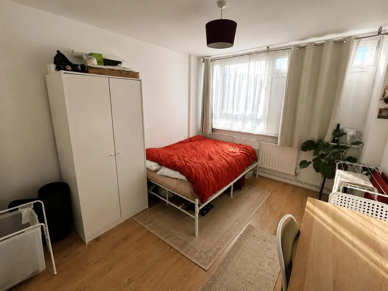 Room Clapham Road in Greater London