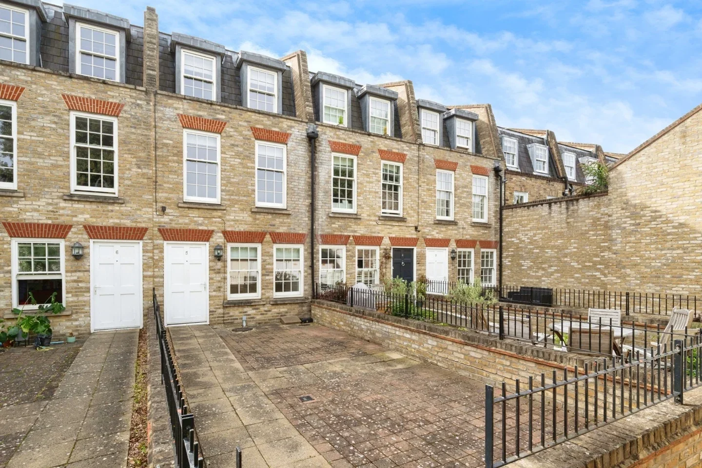 House Montague Mews in Greater London