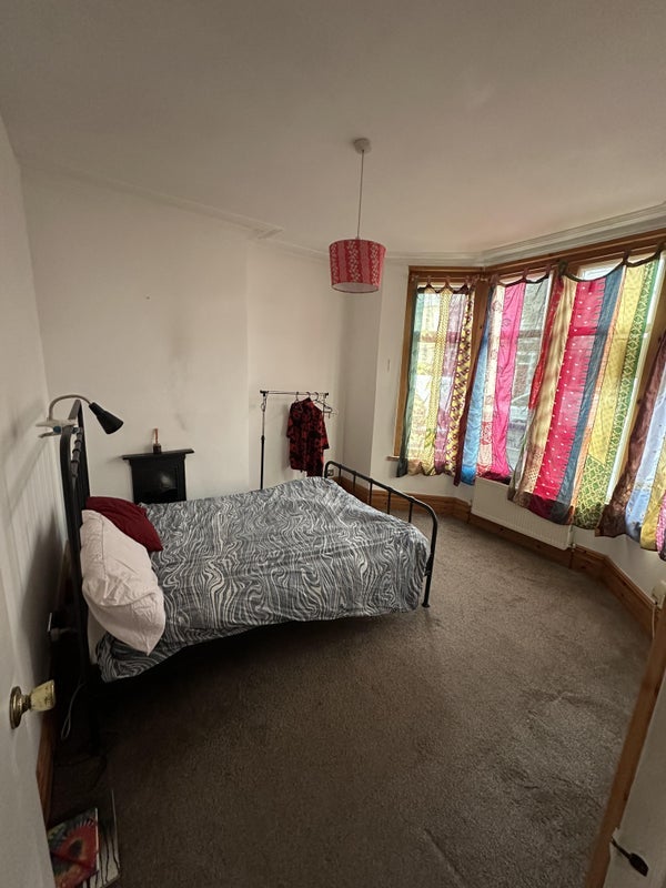 Flat Vicarage Road in Bristol