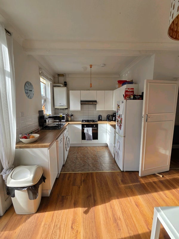 Room Crowborough Road in Greater London