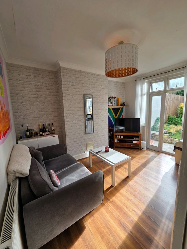 Room Crowborough Road in Greater London