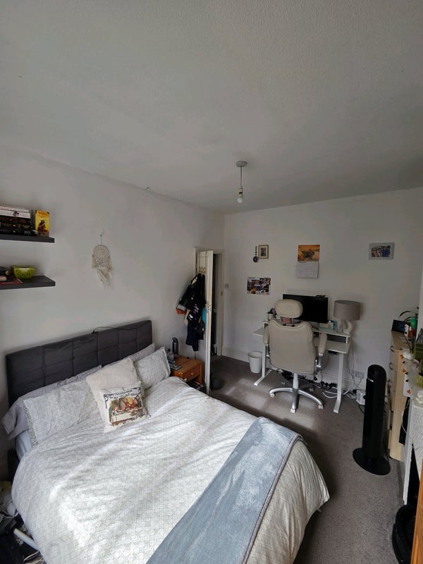 Room Crowborough Road in Greater London