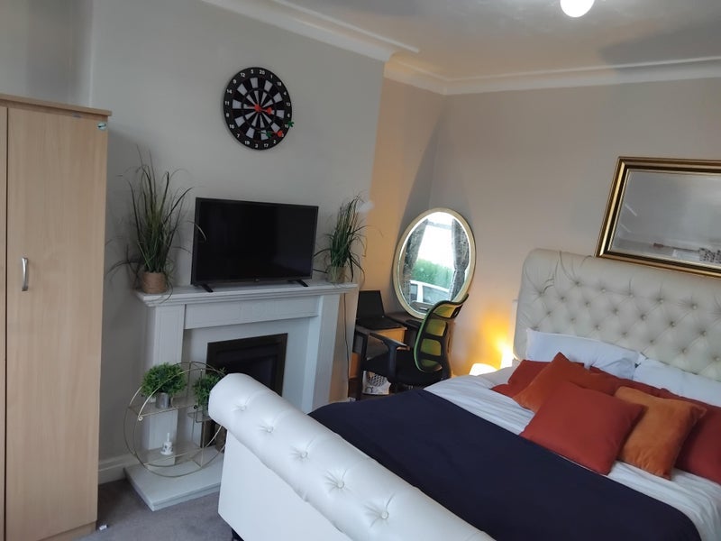 Room Lingwell Avenue in Leeds