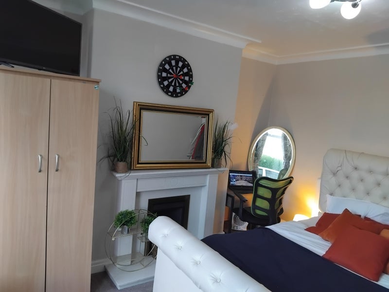 Room Lingwell Avenue in Leeds