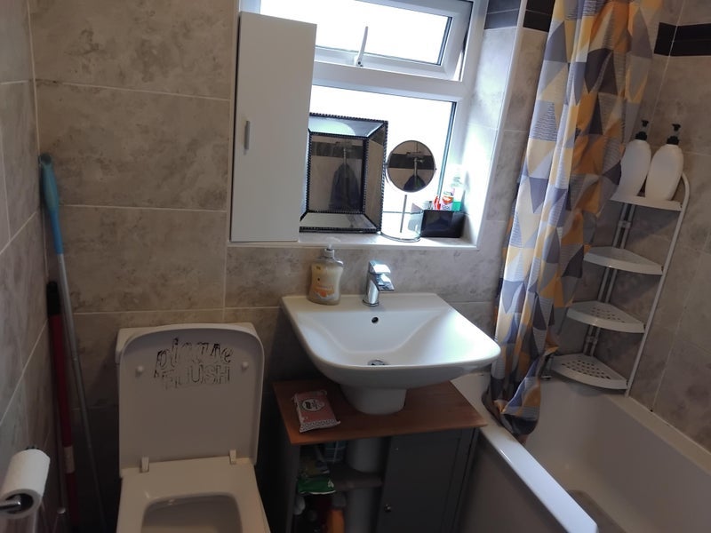 Room Lingwell Avenue in Leeds