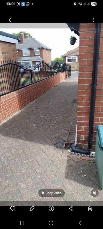 Room Lingwell Avenue in Leeds