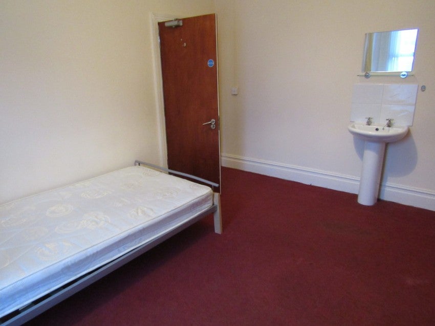 Flat Spring Crescent in Southampton