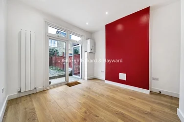 Flat Eswyn Road in Greater London