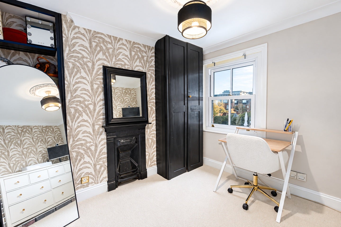 Room Spencers Road in Crawley