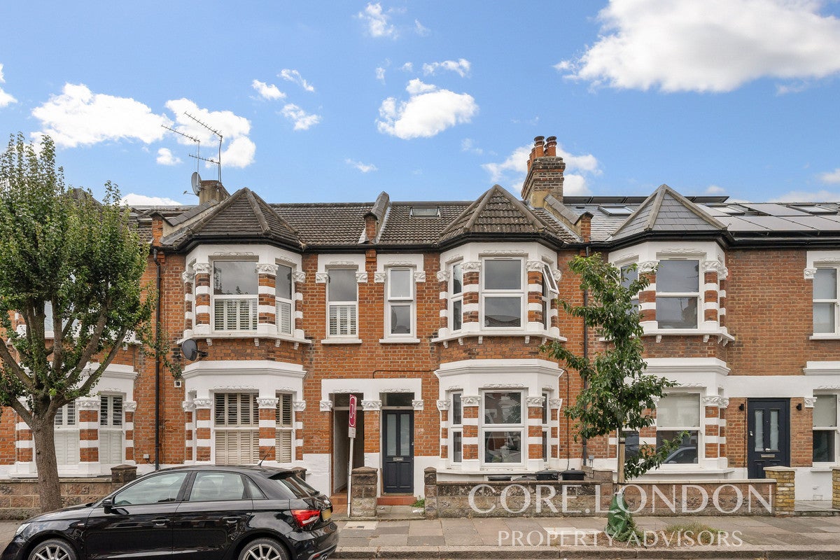 Flat Bendemeer Road in Greater London