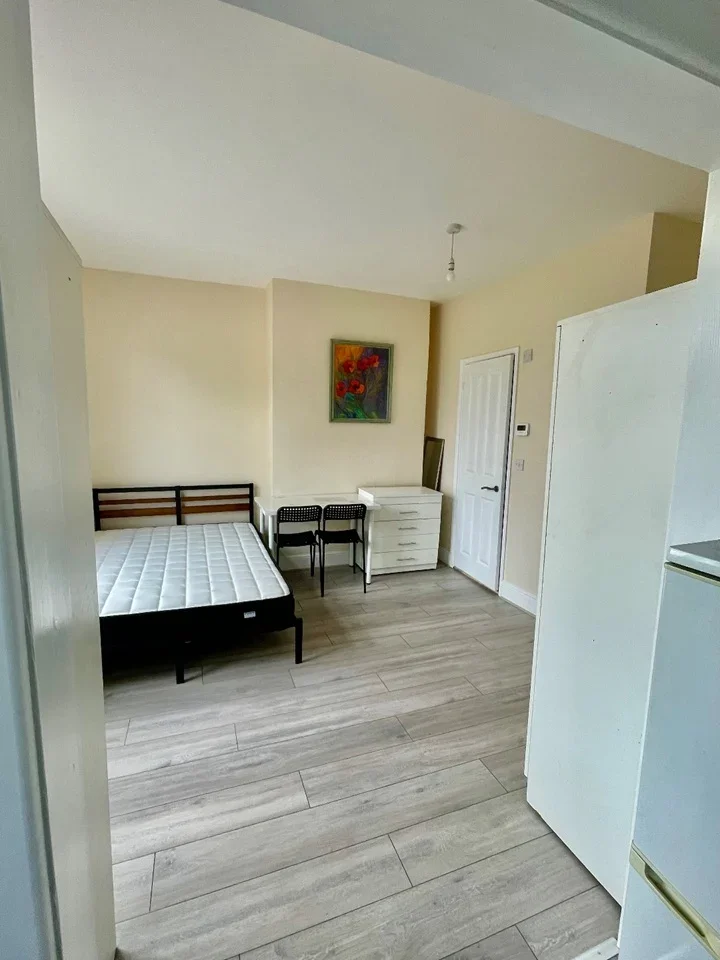 Flat Briarfield Avenue in Greater London