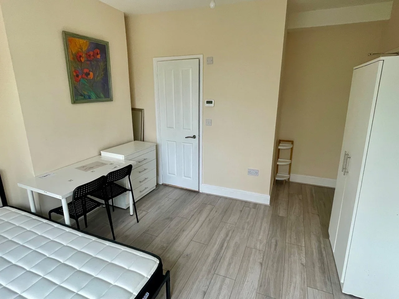 Flat Briarfield Avenue in Greater London